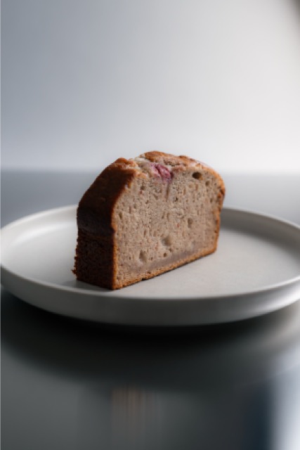 Bananenbrot auf weißem Teller