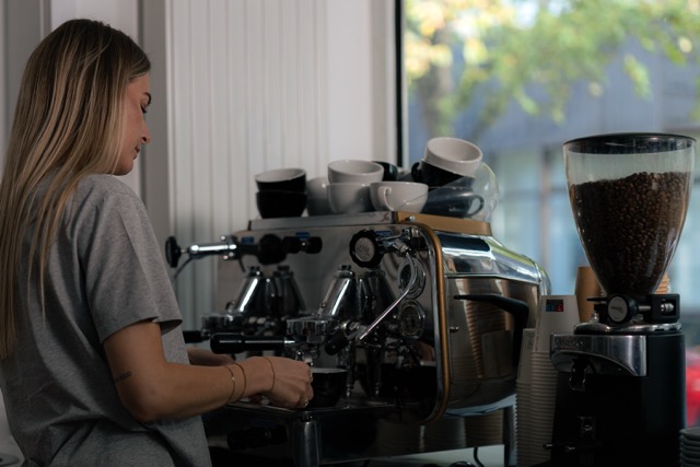 Barista an der Siebträgermaschine im FAVE