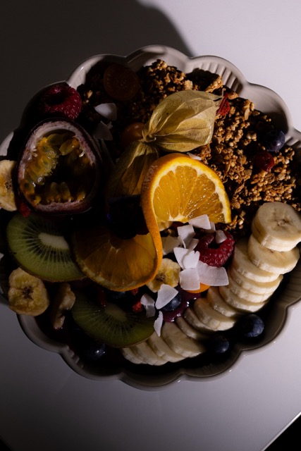 Proteinreiche Bowl auf dunklem Tisch