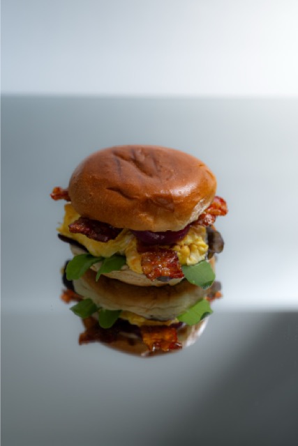 FAVE Breakfast Burger mit Bio-Rührei und Bacon