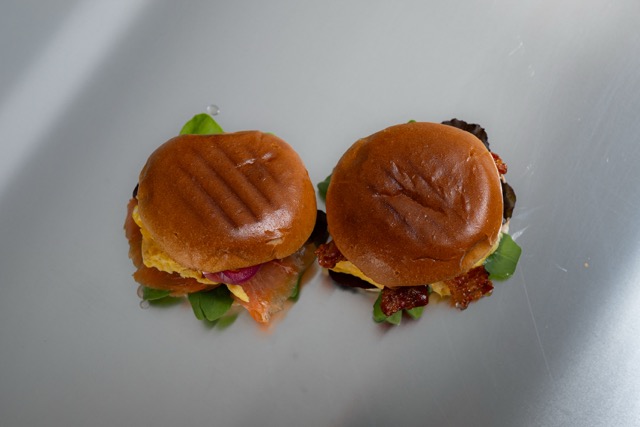 Zwei FAVE Breakfast Burger von oben