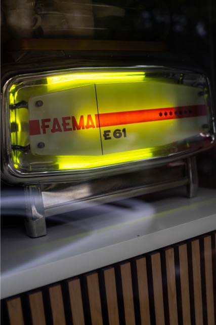 Leuchtende Faema E61 Espressomaschine
