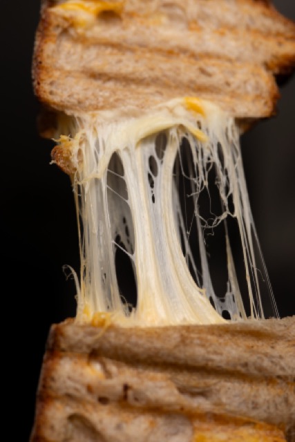 Grilled Cheese Sandwich auf Sauerteig mit langem Käsezug