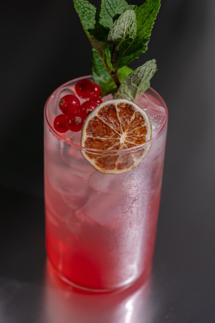 Hausgemachte Limonade mit Johannisbeeren und Minze